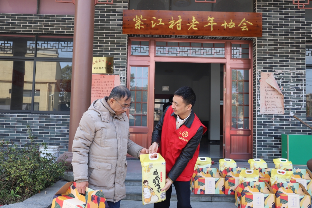 暖春意，敬老情-KAIYUN.COM·开云「中国」官方网站多年坚持慰问孤寡老人